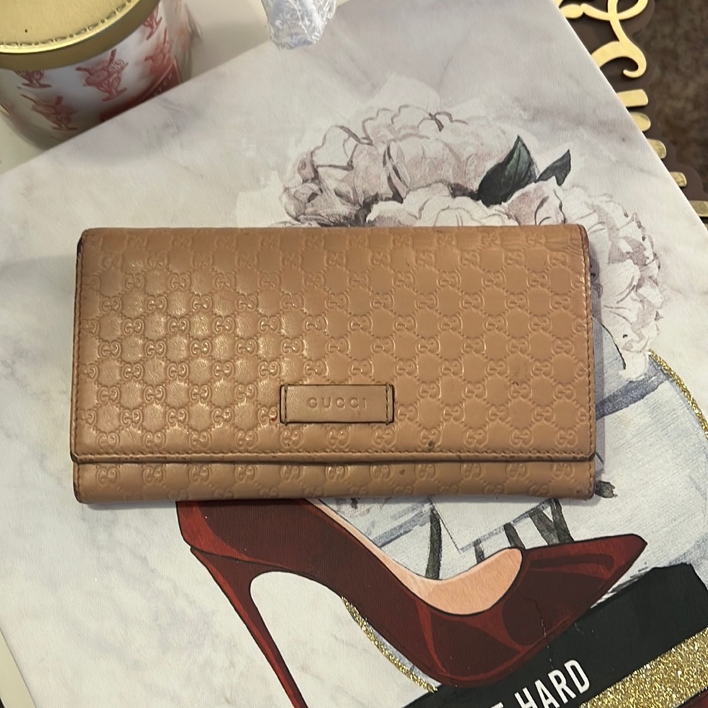 Brown Leather Micro
Guccissima Long
Wallet